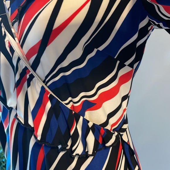 NINE WEST ruffled wrap stretch dress with belt tie Size 12 red white and blue - Picture 3 of 10